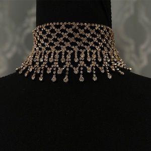 Sellin this gorgeous choker! Has been only worn once, perfect for any occasion!